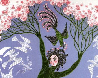 Puede incluir: Una ilustración estilizada de una mujer con piel verde y cabello negro largo de pie en un árbol con flores rosas. La mujer está rodeada de pájaros blancos y pavos reales verdes con colas largas.