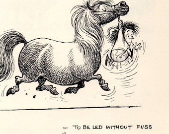 Op de afbeelding: Een zwart-witte cartoonillustratie van een persoon die op een pony rijdt. De pony staat op zijn achterpoten met zijn voorpoten in de lucht. De persoon houdt de teugels vast en heeft een vastberaden uitdrukking op zijn gezicht. Het onderschrift onder de afbeelding luidt "Hij moet leren om correct te staan". De tweede afbeelding toont een pony die rent met een persoon die aan zijn staart hangt. Het onderschrift onder de afbeelding luidt "Om zonder gedoe te worden geleid".