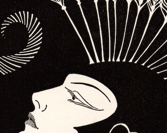 Op de afbeelding: Zwart-witte illustratie van een vrouwenhoofd met een pauwenveer-hoofdtooi. De afbeelding is gestileerd en heeft een geometrisch ontwerp. De tekst "Peacock Girl." staat onderaan de afbeelding.