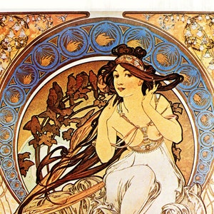 Peut inclure: Une femme aux longs cheveux flottants est assise dans une robe blanche fluide avec une ceinture décorative. L'arrière-plan est un motif Art nouveau stylisé avec un cadre circulaire et des motifs floraux. La signature de l'artiste "Mucha" se trouve dans le coin inférieur droit.