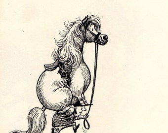 Op de afbeelding: Een zwart-witte cartoonillustratie van een persoon die door een pony wordt getrokken. De bijschrift luidt "See that your pony arrives at the meet quite fresh."