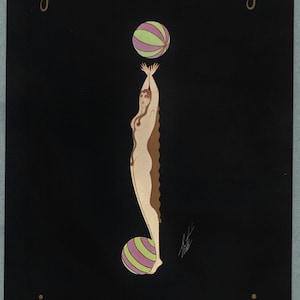 Könnte beinhalten: Eine Schwarzweißillustration einer Frau, die zwei grün-violett gestreifte Bälle balanciert. Die Frau steht auf einem Ball und hält den anderen über ihrem Kopf. Der Hintergrund ist schwarz mit dem Buchstaben 'j' in Gold an jeder Ecke des Bildes.