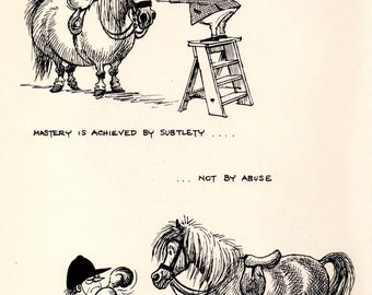 Può includere: Due illustrazioni in bianco e nero di una persona che interagisce con un pony. La prima illustrazione mostra una persona in piedi su una scala, che tende la mano per toccare il naso del pony. La seconda illustrazione mostra una persona con i guantoni da boxe, di fronte al pony. Il testo "Mastery is achieved by subtlety... not by abuse" è incluso nell'immagine.