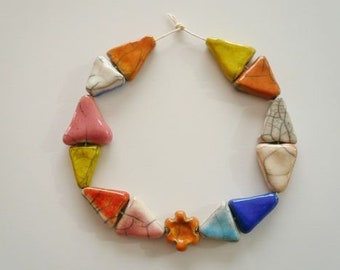perline triangolari in ceramica raku per collana - perline raku sfumate arcobaleno - idea regalo per amica - gioielli originali collana raku