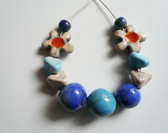 perline ceramica raku nelle tonalità dell'azzurro per creare originali gioielli - perline per collana idea regalo per amica