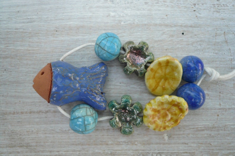 9 perline in ceramica con perla focale a forma di pesce perline per collana e gioielli estivi perline ceramica raku regalo amica image 5