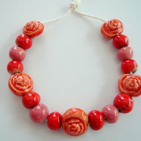 piccole perline ceramica - perline raku - perline con rosellina - perline per collana - idea regalo amica - gioielli originali - primavera