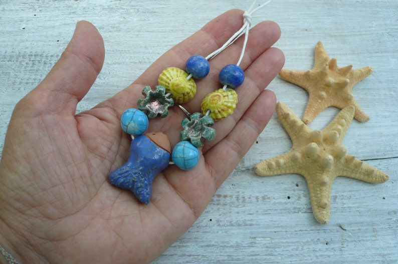 9 perline in ceramica con perla focale a forma di pesce perline per collana e gioielli estivi perline ceramica raku regalo amica image 6