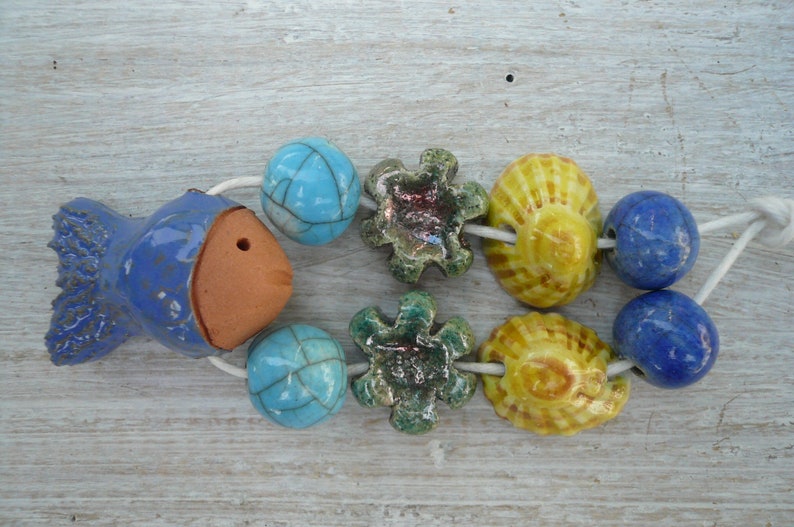 9 perline in ceramica con perla focale a forma di pesce perline per collana e gioielli estivi perline ceramica raku regalo amica image 4