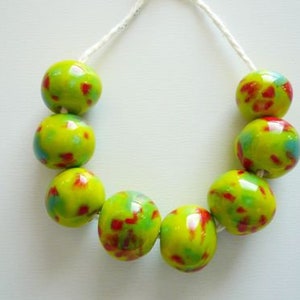 piccole perline ceramica verdi con puntini arcobaleno - perline per creazione gioielli originali - idea regalo amica o festa della mamma