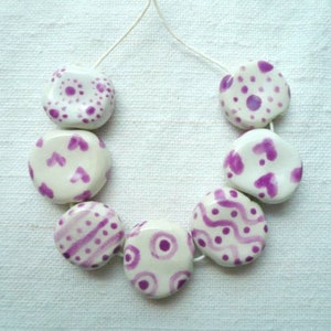 7 piccole perline con decorazioni viola in ceramica - perline ceramica - regalo amica collega - perline collana orecchini - hygge - boho -