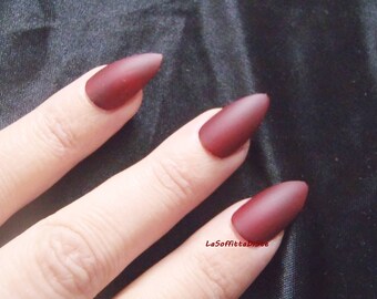 Colle sur les ongles rouges foncés faux vampire mat stiletto