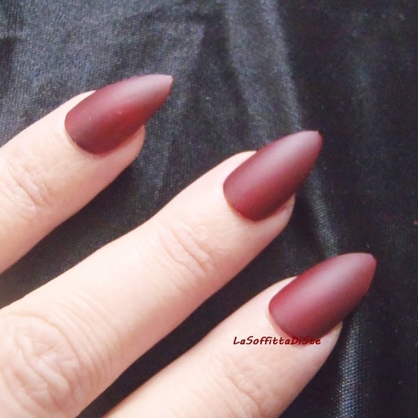 Colle sur les ongles rouges foncés faux vampire mat stiletto