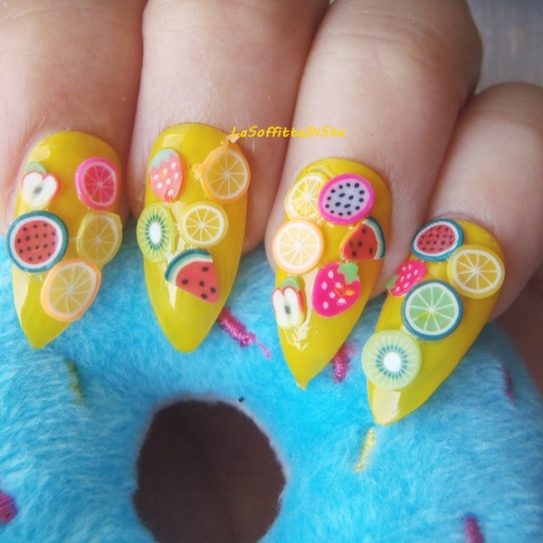 faux ongles 3d nail art fimo fruits appuyer sur les fruits de l’été jaune fille harajuku nail art nailart kei otaku chibi pop lasoffittadiste