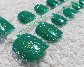 unghie finte per piedi verde con glitter