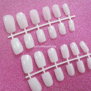 Set mit 24 gefälschten quadratischen Nägeln squoval beige Farbset