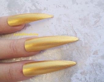 Ongles faux stiletto d’or long halloween drag queen