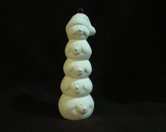 Könnte beinhalten: Weißer Keramik-Schneemann-Anhänger mit fünf übereinander gestapelten Schneemann-Gesichtern, jedes mit einem anderen Ausdruck. Der oberste Schneemann trägt eine Weihnachtsmütze.