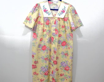 Beverly West Vintage Day Dress House Coat Floral Yellow Embroidered Collar Sz M