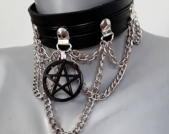 Gotische leren choker met een op maat gemaakte pentagram-bedel van hars