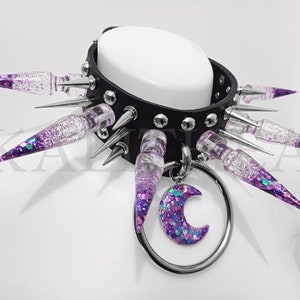 Collana gotica in pelle: grandi borchie viola glitterate, collare "Hysteria Moon"