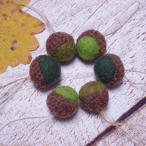 Ornement de gland feutré, Ensemble de 6 glands feutrés verts, ornement d’automne en feutre de laine, ornement de gland vert, ornement de gland suspendu, gland de feutre d’aiguille