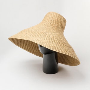 Lafite straw hat with cone-shaped visor and large brim for outdoor sun protection