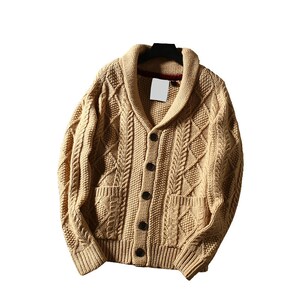 Veste de cardigan décontractée avec un chandail rembourré aux fils torsadés les hommes portent des chandails tricotés sur une base