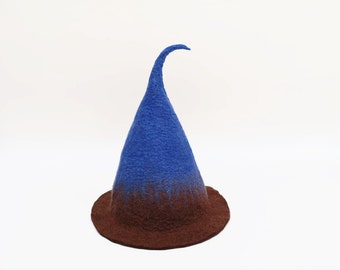 La taille du chapeau monochrome de sorcier fait main peut être personnalisée.