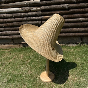 The spire straw hat Straw hat stage fashion show style straw hat sun block straw hat with large eaves