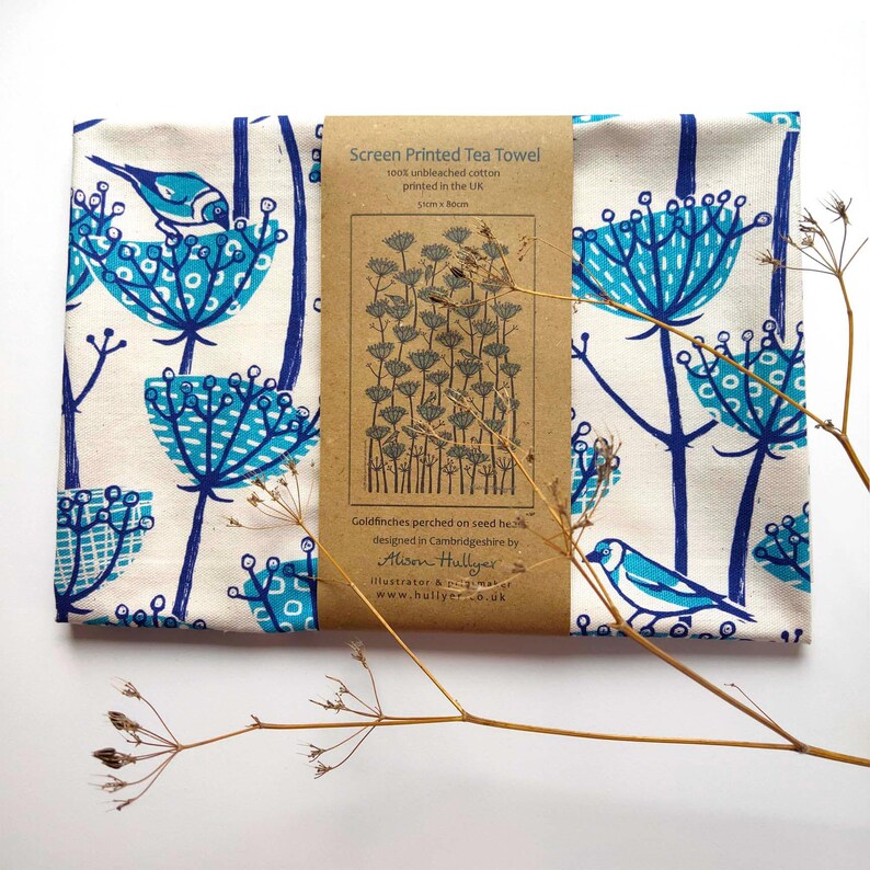 Peut inclure: Une serviette de th&eacute; blanche avec un motif floral bleu et blanc et deux oiseaux bleus. La serviette de th&eacute; est imprim&eacute;e &agrave; l'&eacute;cran avec du coton non blanchi &agrave; 100 % et imprim&eacute;e au Royaume-Uni. La serviette de th&eacute; mesure 51 cm x 80 cm. Le texte sur l'&eacute;tiquette indique "Screen Printed Tea Towel", "100% unbleached cotton", "printed in the UK", "51cm x 80cm", "Goldfinches perched on seed heads", "designed in Cambridgeshire by", "Alison Hullyer", "Illustrator & maker", "www.hullyer.co.uk".