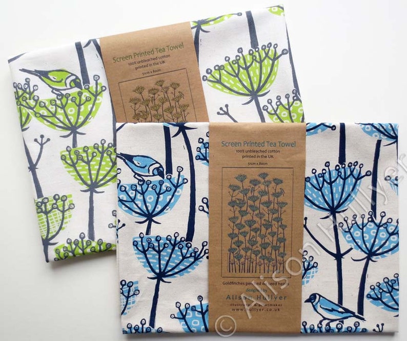 Peut inclure: Deux torchons de cuisine avec un motif floral repr&eacute;sentant des fleurs bleues et vertes et des oiseaux. Les torchons sont en coton non blanchi 100% et sont imprim&eacute;s &agrave; l'&eacute;cran au Royaume-Uni. Le texte sur l'&eacute;tiquette indique "Screen Printed Tea Towel 100% unbleached cotton printed in the UK"