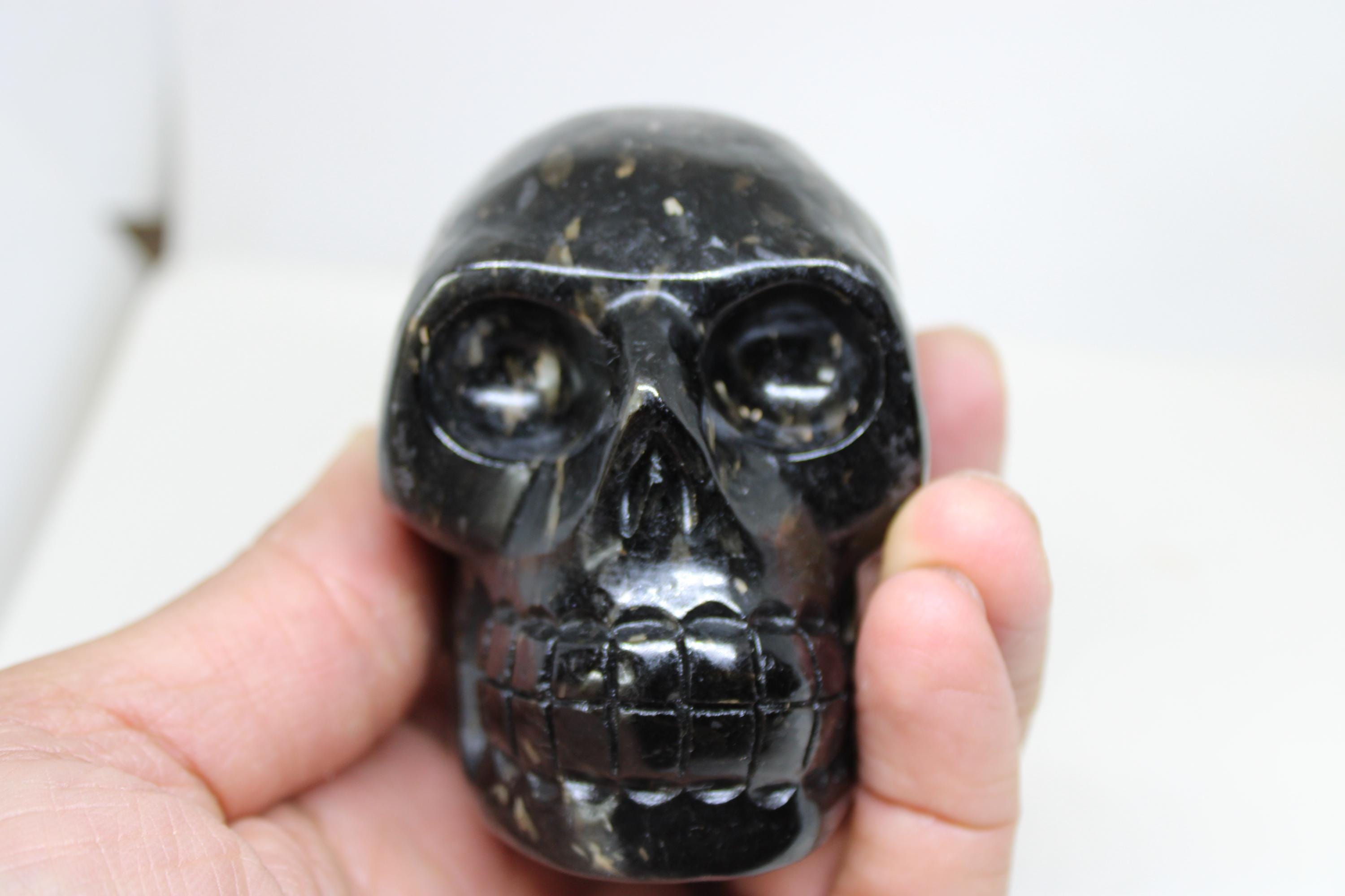 TIIKUWE: 0.545kg rare Greenland Nuummite skull with unique lights -#1351 - from a private collection - free DHL delivery