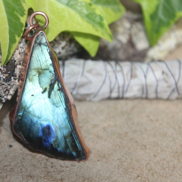 Reserved Jé Rémy - The protector - Necklace Raw Labradorite pendant on recycled copper - Ancient style-