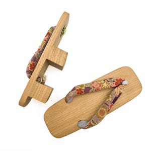 Sandalias Geta japonesas vintage de madera, zuecos Maiko Geisha, 23 cm de largo, sandalias de plataforma Geisha de madera con tiras de seda y estampado floral.