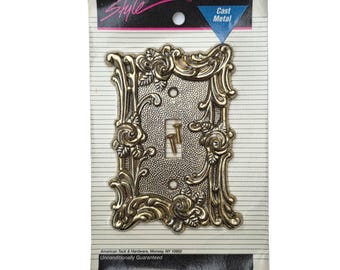 Vintage AmerTac verzierte Messing Einzellichtschalter Platte, NOS Viktorianische Wandplatte, Jugendstil Rose Schalterabdeckung, antikes Gold Gussmetall