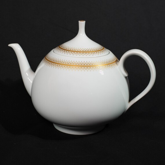 Lorentz Hutschenreuther "Poesie" Teapot Large White & Gold and Pointed Finial, Capacity 44 oz, Germany
