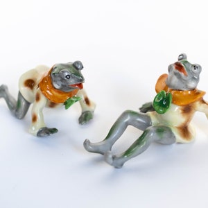 Raro par de ranas de porcelana del Japón ocupado en un estado excepcional