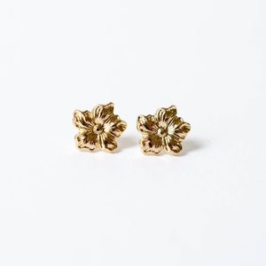 Vintage Goldene Blumen Ohrstecker, Gold Blume Ohrstecker, Zierliche Ohrringe, Zierliche Ohrstecker, Kleine Ohrstecker, Minimalistische Ohrringe