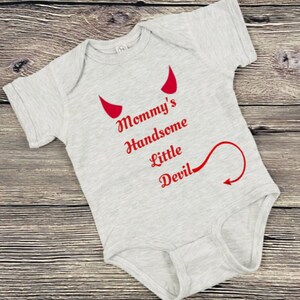 Mommy's Handsome Little Devil, świetny prezent dla siostrzeńców lub wnuków. Świetny prezent dla mamy, siostry, ciotki, przyjaciółki nowego chłopca