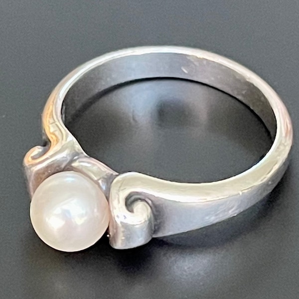 Estate James Avery Sterling Silver Pearl Ring w/ 6mm Cultured White Pearl Set in Scroll Mounting , SZ 6.5 , Retired Design