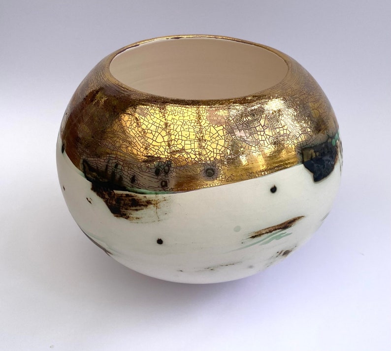 A white ceramic pot with gold. Thoughtful gift. image 8