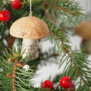 Pilzschmuck aus Nussschalen und Birkenzweigen, Weihnachtsbaumschmuck, Cottagecore-Dekor, Natur inspiriertes Weihnachtsgeschenk