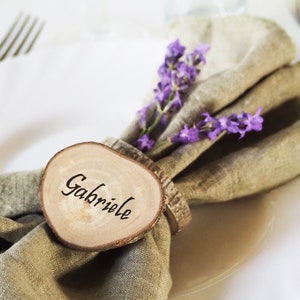 Marque-places en tranches de bois avec noms manuscrits, cartes de visite en bois personnalisées, décoration de table de mariage dans une grange de campagne rustique