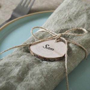 Plaatskaarten bruiloft met handgeschreven namen, gepersonaliseerde houten cadeaukaartjes voor rustieke bruiloft tafeldecor, naamversieringen