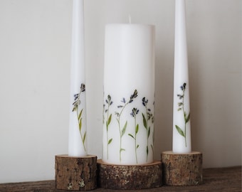 Ensemble de bougies d'unité avec de vraies fleurs bleues et des supports en bois, décor rustique de cérémonie de mariage de pays boisé, décor de mariage bleu