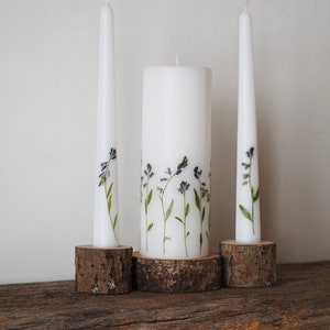 Unity-kaarsset met echte blauwe bloemen en houten houders, rustiek bosland decor huwelijksceremonie, blauw bruiloftsdecor