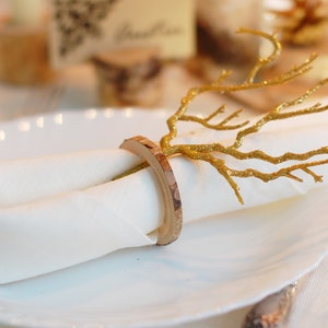 Hölzerne Serviettenhalter, dünne Serviettenringe aus echtem Holz, rustikale Hochzeitstischdekoration