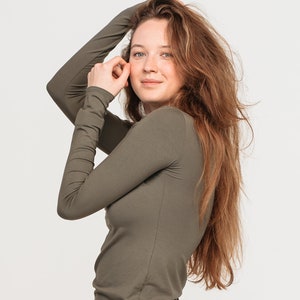KHAKI Organic cotton dipped hem long sleeve top / Loungewear