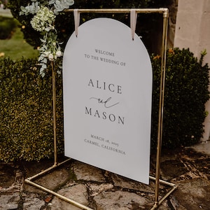 CLASSIC MINIMALIST | Arch Printed Wedding Welcome Sign, Guest Greeting Signage, Customized Foam Board, Elegant and Timeless, SN105